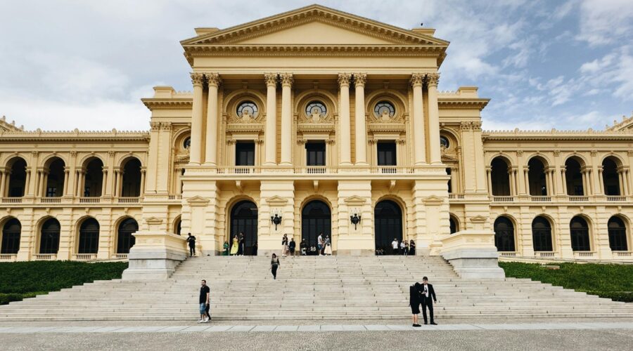 Saúde mental e doenças crônicas: médicos suíços estão prescrevendo visitas a museus como tratamento. E o Brasil?