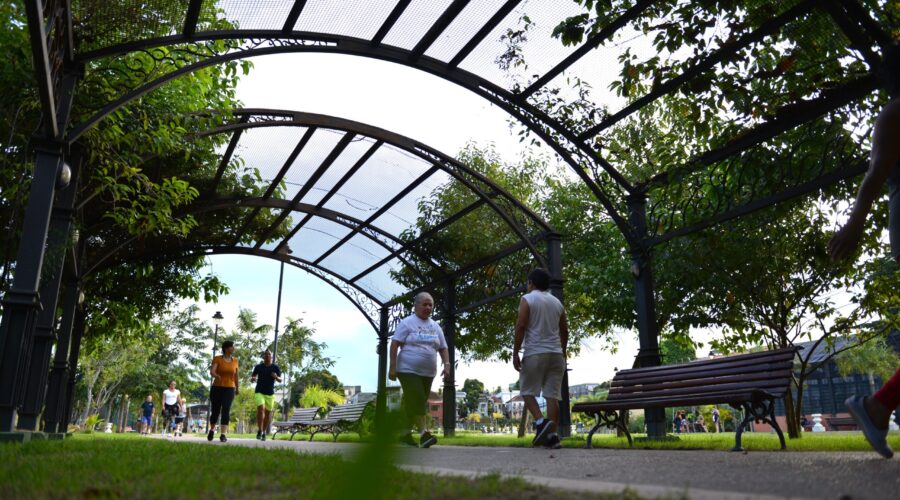Caminhadas em Manaus: espaços, cuidados e benefícios para a melhor idade